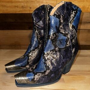 Stylish Blue and Black Snakeskin Women's Boots